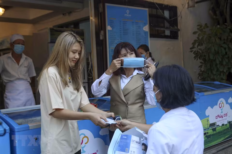 Masks are provided to people in a bid to prevent the spread of coronavirus (Photo: VNA) 