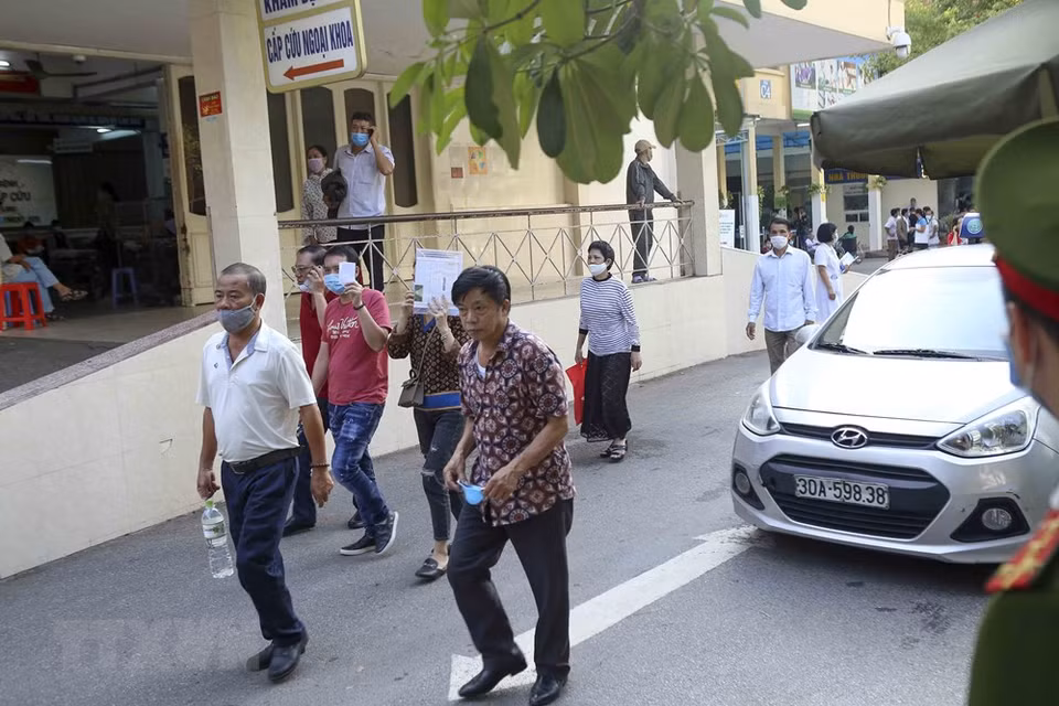 The Hanoi government has mandated residents to wear face masks at five places — hospitals, coach and bus stations, markets, supermarkets and commercial centers, and public sites — to avoid contracting the coronavirus (Photo: VNA)