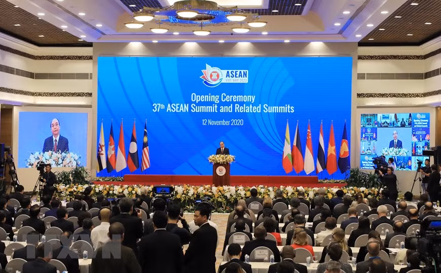 Prime Minister Nguyen Xuan Phuc addresses the opening ceremony of the 37th ASEAN Summit. (Photo: VNA)