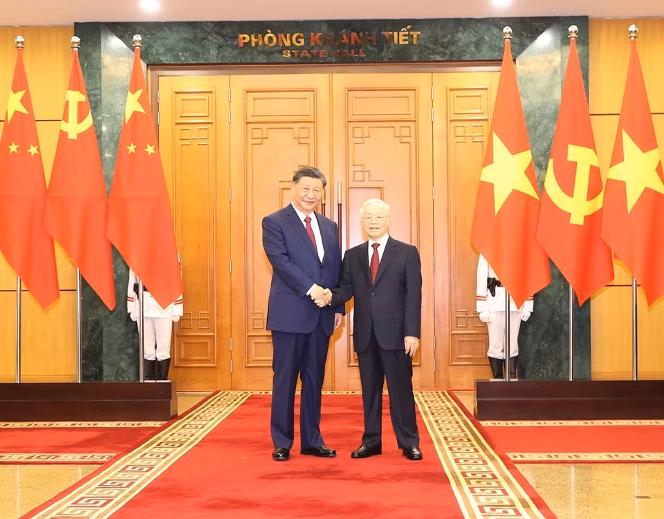 General Secretary of the CPV Central Committee Nguyen Phu Trong (R) shakes hands with General Secretary of the CPC Central Committee and President of China Xi Jinping (Photo: VNA)