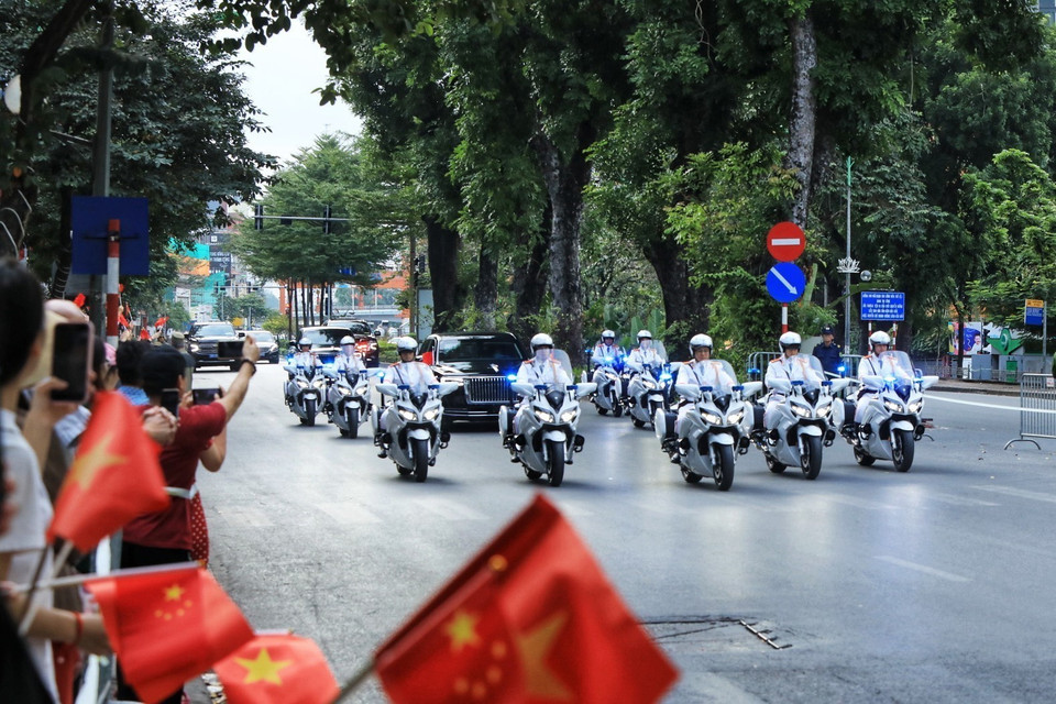 The Chinese high-level delegation receives warm welcome from Hanoians on their way to the Presidential Palace. (Photo: VNA)