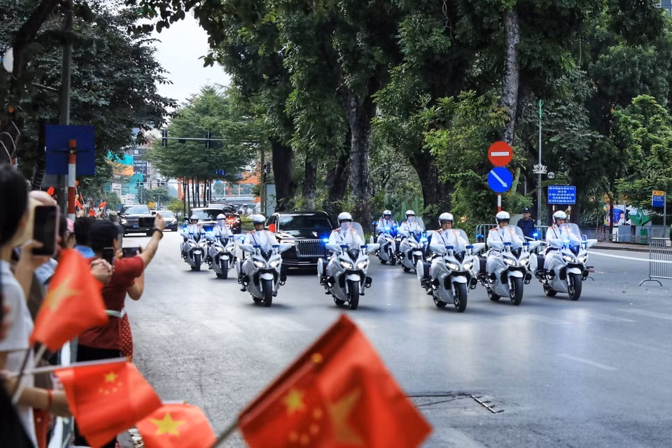 The Chinese high-level delegation receives warm welcome from Hanoians on their way to the Presidential Palace. (Photo: VNA)