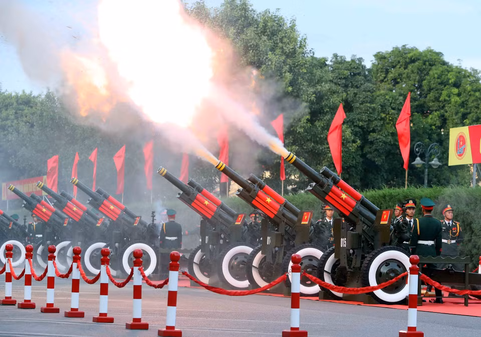 A 21-cannon salute is fired to welcome General Secretary of the CPC Central Committee and President of China Xi Jinping and his spouse to Vietnam (Photo: VNA)
