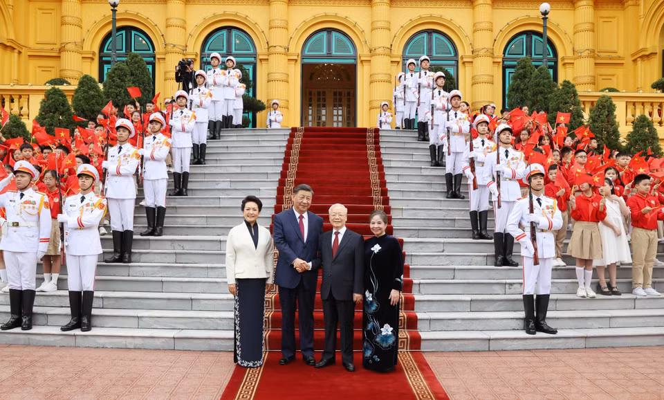 General Secretary of the CPV Central Committee Nguyen Phu Trong and his spouse host the welcoming ceremony for General Secretary of the CPC Central Committee and President of China Xi Jinping and his spouse (Photo: VNA)