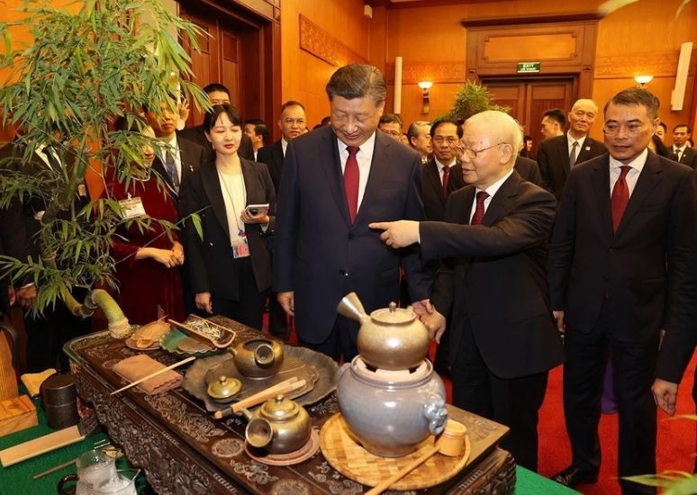 General Secretary of the Communist Party of Vietnam (CPV) Central Committee Nguyen Phu Trong and General Secretary of the Communist Party of China (CPC) Central Committee and President of the People's Republic of China Xi Jinping listen to the tea presentation at the party. (Photo: VNA)