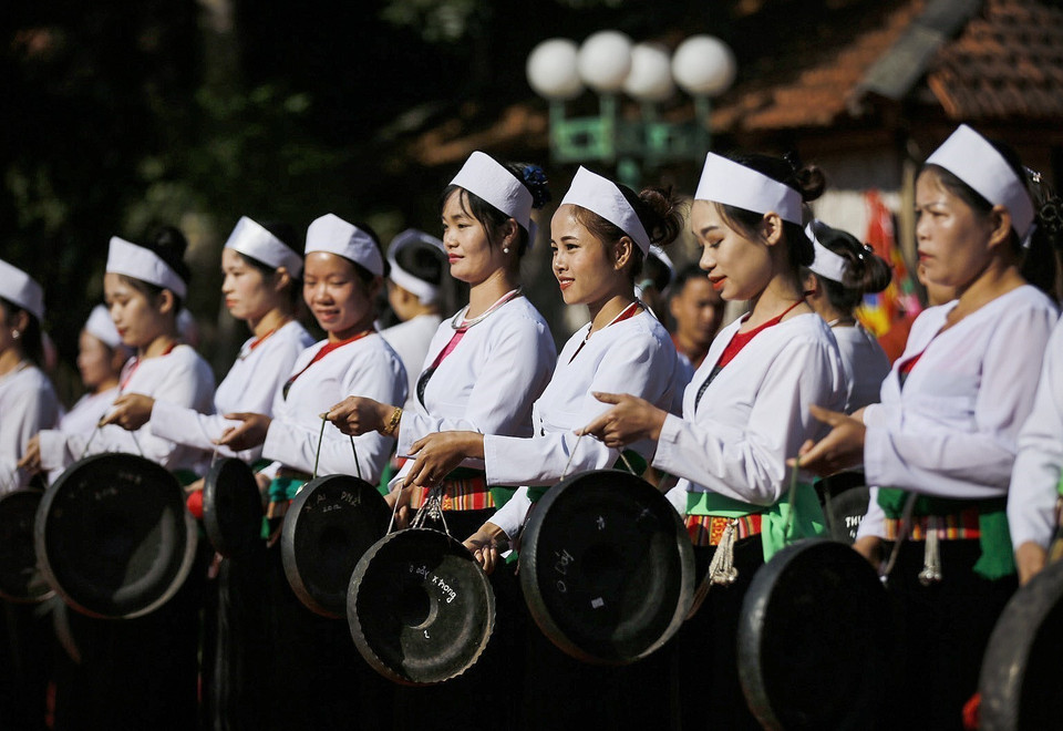 Muong ethnic women usually wear their traditional outfits at festivals and holidays as well as in daily life. (Photo: VNA)