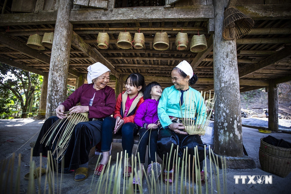 Muong ethnic women wearing their traditional outfits in daily life. (Photo: VNA)