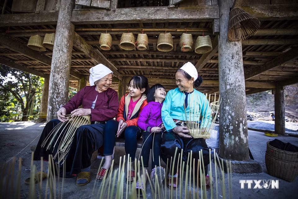 Muong ethnic women wearing their traditional outfits in daily life. (Photo: VNA)