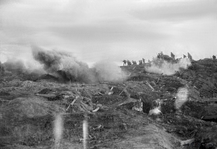 Under attack, enemy forces in hill area C fled in confusion, while our vanguard soldiers used sniper rifles to shoot at the enemy from the communications trenches. (Photo: VNA Archive)