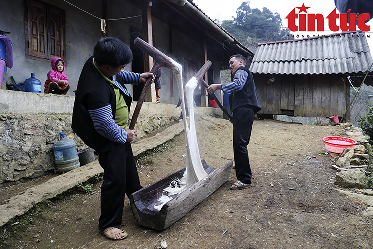 The more finely pounded, the chewier, more delicious, and more durable the cake becomes. (Photo: Tin Tuc Newspaper/VNA)