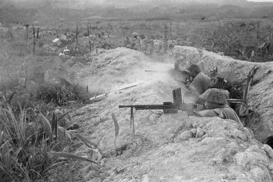 In the second offensive, combined arms superiority was put into focus to simultaneously seize the high points. In the photo: Fierce combat at position 206. (Photo: VNA Archive)