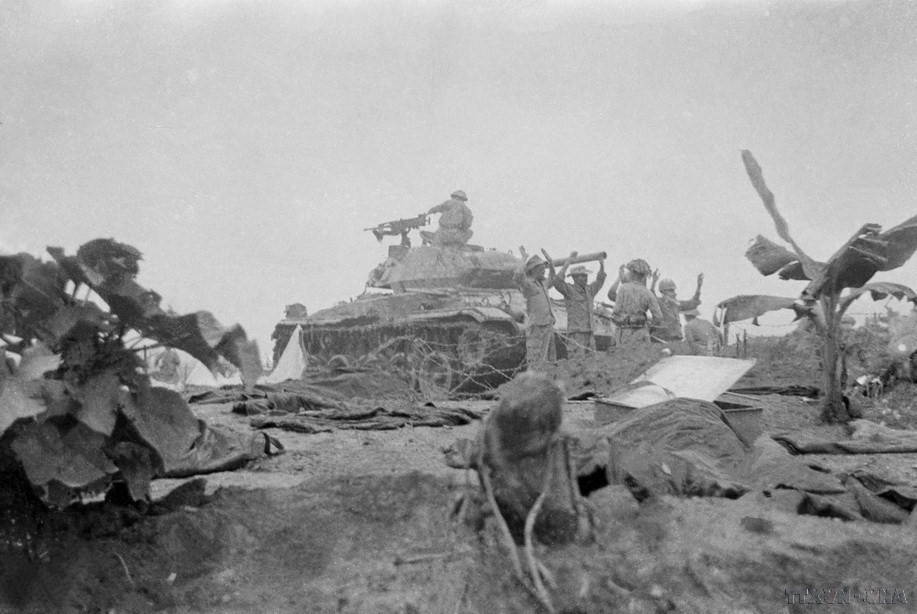 Enemy tanks supporting the central area were destroyed by Vietnamese forces, and enemy troops on the vehicles surrendered. (Photo: VNA Archive)