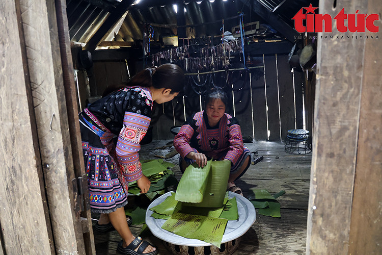 Women prepare banana leaves that have been passed through fire and thoroughly cleaned. (Photo: Tin Tuc Newspaper/VNA)