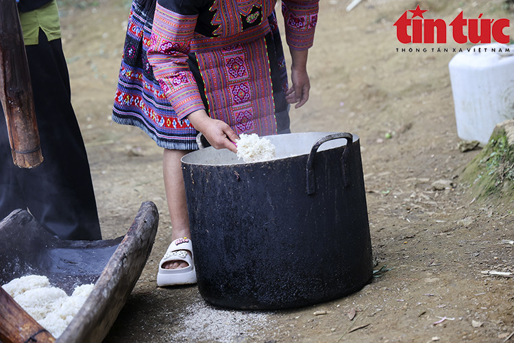 The glutinous rice needs to be cooked over a low and even heat for about an hour, allowing it to thoroughly cook, become tender, and sticky. (Photo: Tin Tuc Newspaper/VNA)