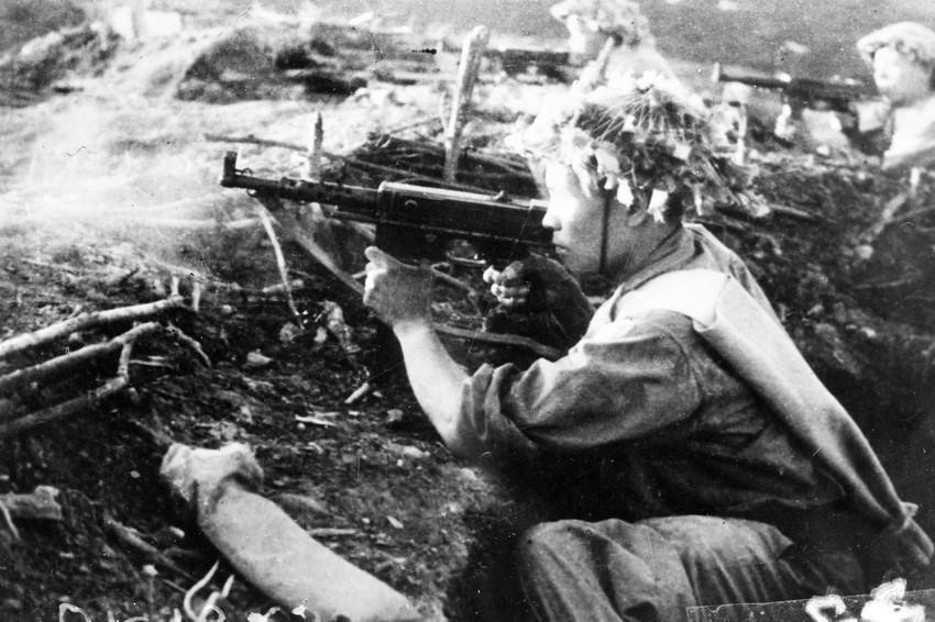 In the second offensive, Vietnamese forces focused on combined arms superiority to simultaneously capture the high points on the eastern side. In the photo: Intense fighting on hill C. (Photo: VNA Archive)