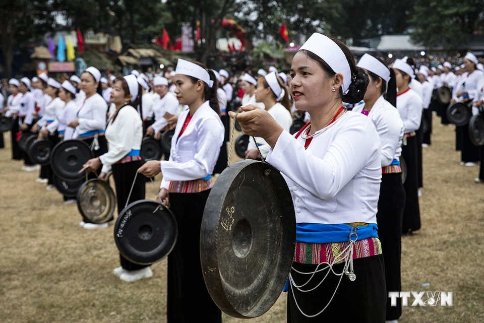 The outer blouse of Muong women has many different colours from Muong regions and is called Pắn, or “short shirt”. (Photo: VNA)