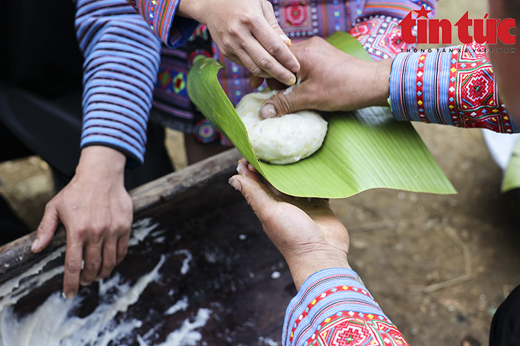 After the glutinous rice has been finely pounded, skilled hands are needed to immediately shape the cake. It can’t be shaped once it has cooled. (Photo: Tin Tuc Newspaper/VNA)