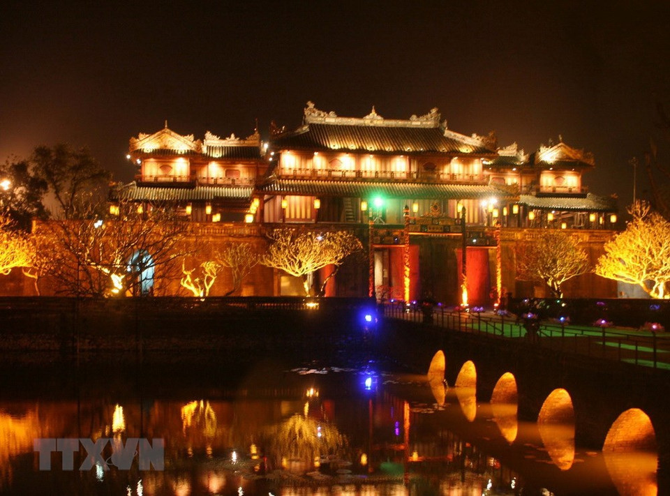 Together with the flag tower, the Hue Imperial Palace is also lit up (Source: VNA)