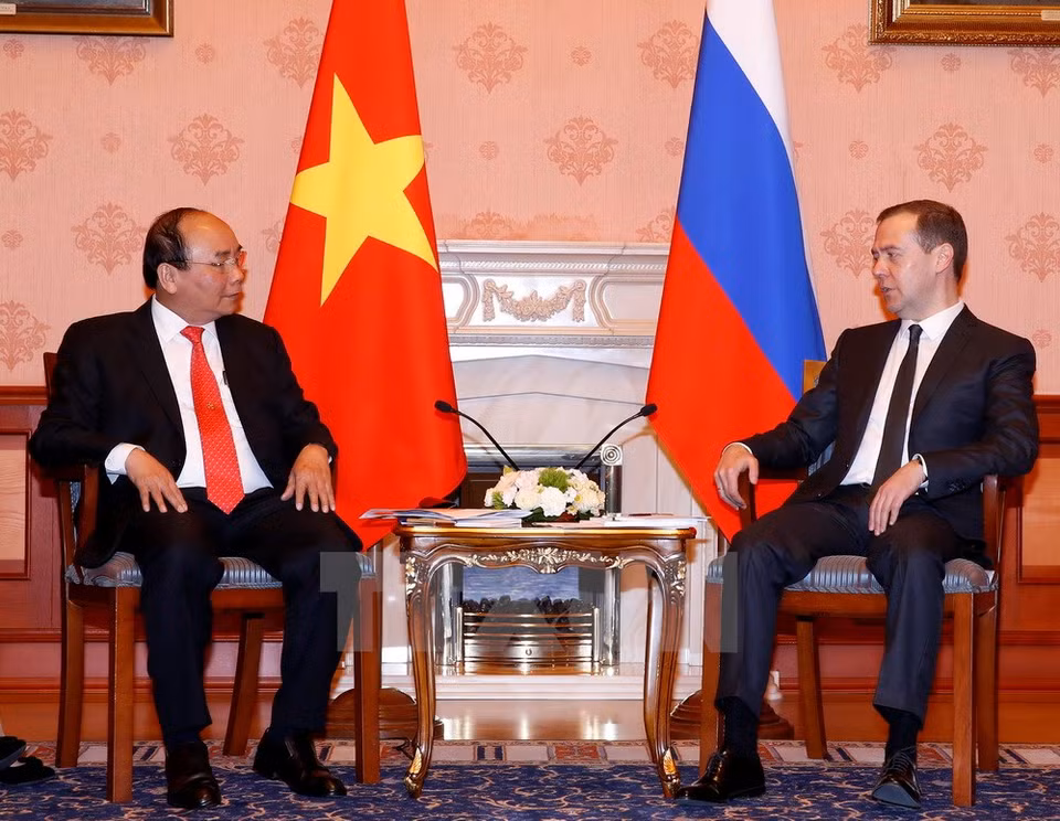 PM Nguyen Xuan Phuc holds talks with his Russian counterpart Dmitry Medvedev. (Photo: VNA)
