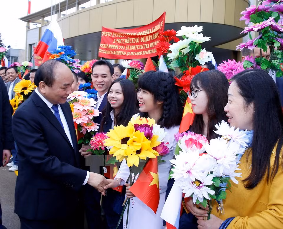 Representatives from the Vietnam Embassy and Vietnamese expatriate community in Russia welcome PM Nguyen Xuan Phuc. (Photo: VNA) 