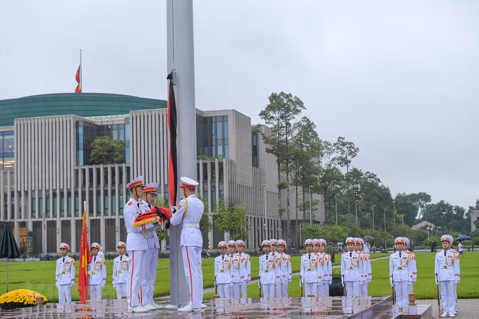 The national flag is attached with a black ribbon and is raised in commemoration of former Party leader Le Kha Phieu. Comrade Le Kha Phieu was born on December 27, 1931 in Dong Khe commune, Dong Son district, the north-central province of Thanh Hoa, and resided at 7/36/C1 Ly Nam De, Cua Dong ward, Hoan Kiem district, Hanoi. He started participating in revolutionary activities in 1947, and joined the Communist Party of Vietnam on June 19, 1949. He was member of the Party Central Committee of the 7th and 8th tenures, member of the Party Central Committee's Secretariat of the 7th tenure, Politburo member of the 7th and 8th tenures, General Secretary of the Party Central Committee from December 1997 to April 2001; and Deputy to the National Assembly of the 9th and 10th tenures. (Photo: Minh Son/Vietnamplus)