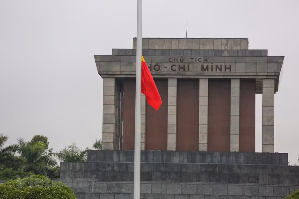 Former Party leader Le Kha Phieu passed away at 2:52 on August 7, of serious illness and old age at his home, and his funeral will be held as a national mourning. The respect-paying ceremony is held from 8am on August 14 to 12am on August 15 at the National Funeral Hall, No. 5 Tran Thanh Tong street, Hanoi. The memorial service will be held at 0:30pm on August 15 at the National Funeral Hall, No. 5 Tran Thanh Tong street, Hanoi. At the same time, the respect-paying and memorial ceremonies for comrade Le Kha Phieu will also be held at the Thong Nhat Hall in Ho Chi Minh City and the 25B Hall on Quang Trung street, Thanh Hoa city, Thanh Hoa province. (Photo: Minh Son/Vietnamplus)