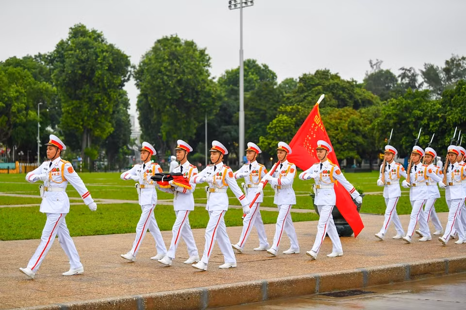 In memory of comrade Le Kha Phieu, the Central Committee of the Communist Party of Vietnam, the National Assembly of the Socialist Republic of Vietnam, the President of the Socialist Republic of Vietnam, the Government of the Socialist Republic of Vietnam, and the Central Committee of the Vietnam Fatherland Front decided to hold the funeral of comrade Le Kha Phieu with the national mourning etiquette. The Ministry of Culture, Sports and Tourism has sent a dispatch to heads of ministries, sectors as well as central agencies, organisations, provinces and centrally-run cities on the suspension of entertainment activities during the two-day national mourning for former General Secretary of the Communist Party of Vietnam Central Committee Le Kha Phieu on August 14-15. (Photo: Minh Son/Vietnamplus)