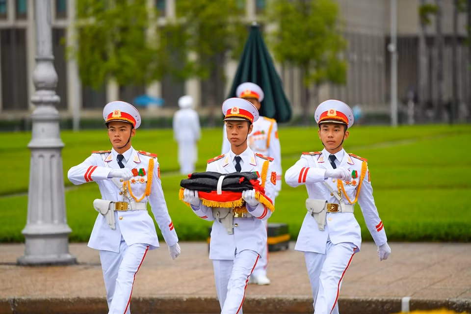 The ceremony to attach a black ribbon on the national flag is conducted at the same time with the regular flag salute honours at Ba Dinh square. Entertainment activities will be halted during the two-day national mourning for former General Secretary of the Communist Party of Vietnam Central Committee Le Kha Phieu on August 14-15. As the top leader of the Party from December 1997 to April 2001, Former Party leader Le Kha Phieu and the Party Central Committee, Political Bureau and Secretariat led the whole Party, people and army to gain remarkable achievements in the national reform, industrialisation, modernisation, construction and defence. (Photo: Minh Son/Vietnamplus)