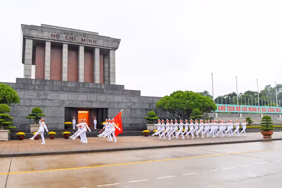 During the two-day national mourning on August 14-15, national flags will be flown at half-mast at offices and public places, and recreational and entertainment activities will be stopped. The respect-paying ceremony for former Party leader Le Kha Phieu is held from 8am on August 14 to 12am on August 15 at the National Funeral Hall, No. 5 Tran Thanh Tong street, Hanoi. The memorial service will be held at 0:30pm on August 15 at the National Funeral Hall, No. 5 Tran Thanh Tong street, Hanoi. The burial ceremony will take place at 2pm on the same day at the Mai Dich Cemetery in the capital city. (Photo: Minh Son/Vietnamplus)