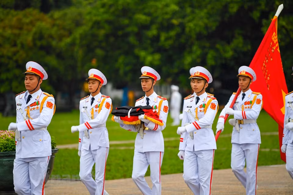 The national flag with a black ribbon will be hung during August 14-15 to commemorate former Party Chief Le Kha Phieu. State agencies across the country as well as representative offices of Vietnam abroad are asked to fly national flags at haft-mast in the two days. Delegations can pay homage to the former leader at National Funeral Hall, No. 5 Tran Thanh Tong Street, Hanoi, where he is laid in state, Thong Nhat Hall in Ho Chi Minh City and 25B Hall in Thanh Hoa city of the north-central province of the same name.They are asked not to bring wreaths to the funeral. (Photo: Minh Son/Vietnamplus)