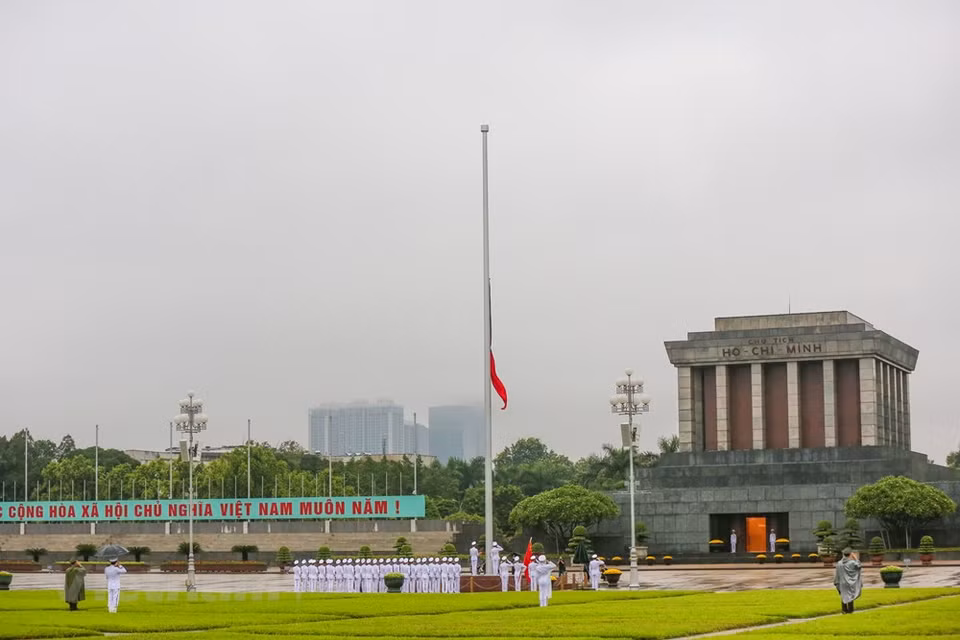 Over more than 70 years of his revolutionary activities, comrade Le Kha Phieu made great contributions to the glorious revolution cause of the Party and the nation. He was awarded with the Golden Star, an insignia of 70-year Party membership, and many other noble Vietnamese and international orders and medals. His passing away is a great loss to the Vietnamese Party, State and people. The Ministry of Culture, Sports and Tourism has sent a dispatch to heads of ministries, sectors as well as central agencies, organisations, provinces and centrally-run cities on the suspension of entertainment activities during the two-day national mourning for former General Secretary of the Communist Party of Vietnam Central Committee Le Kha Phieu on August 14-15.(Photo: Minh Son/Vietnamplus)