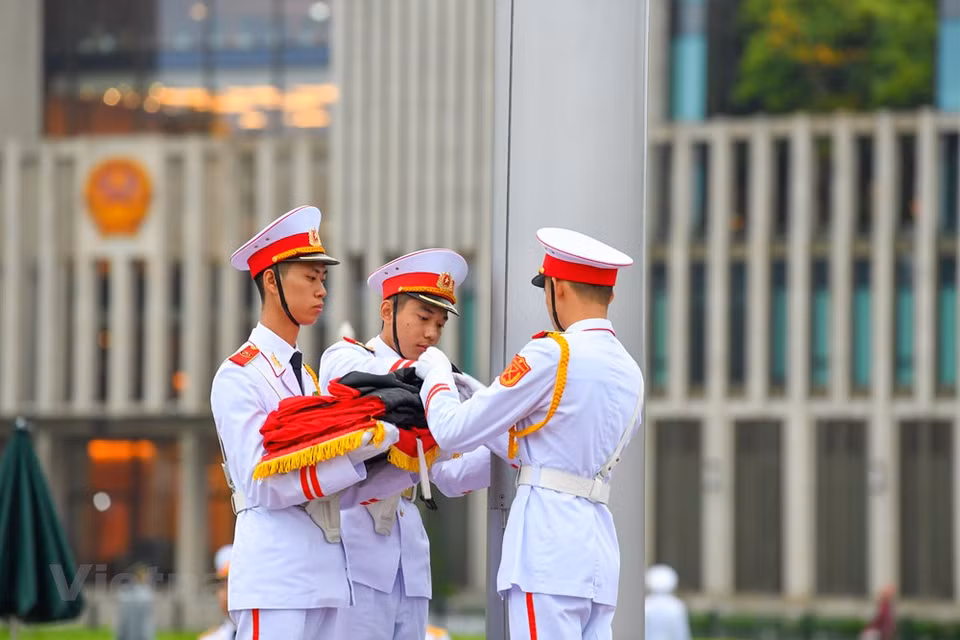 The ceremony takes place at 6am on August 14. It takes place at the same time with the flag salute honours at Ba Dinh square. The national flag with a black ribbon will be hung during August 14-15 to commemorate former Party Chief Le Kha Phieu. The former leader passed away at 2:52 on August 7, of serious illness and old age at his home, and his funeral will be held as a national mourning. The memorial service will be held at 0:30pm on August 15 at the National Funeral Hall, No. 5 Tran Thanh Tong street, Hanoi. The burial ceremony will take place at 2pm on the same day at the Mai Dich Cemetery in the capital city. (Photo: Minh Son/Vietnamplus)