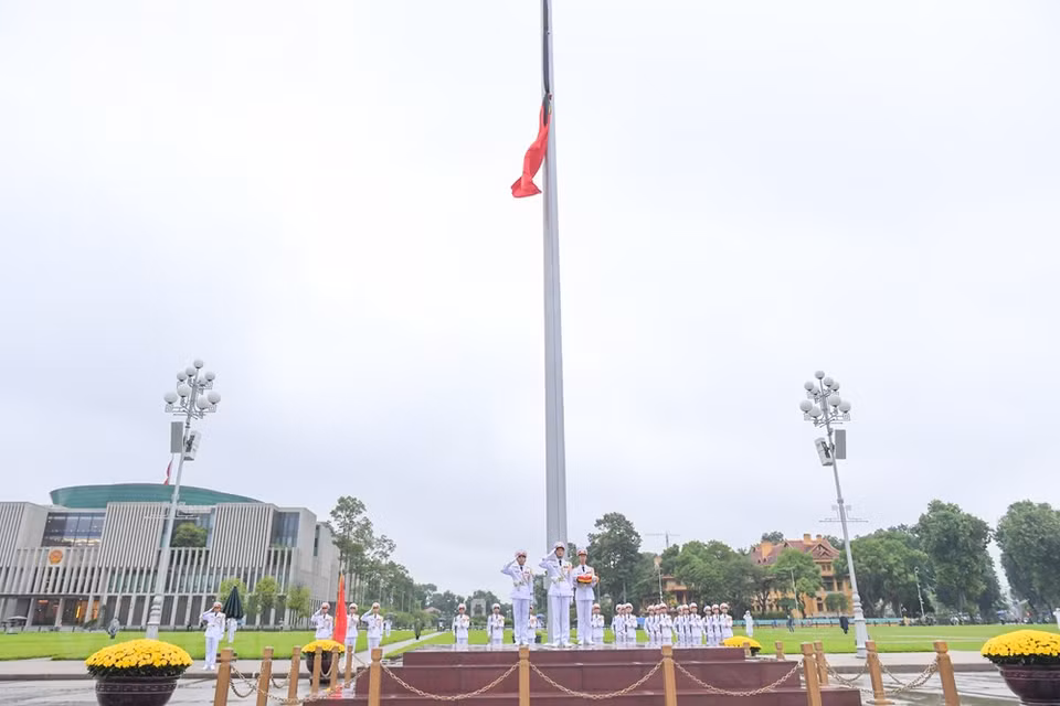 During the two-day national mourning on August 14-15, national flags will be flown at half-mast at offices and public places, and recreational and entertainment activities will be stopped. Comrade Le Kha Phieu was born on December 27, 1931 in Dong Khe commune, Dong Son district, the north-central province of Thanh Hoa, and resided at 7/36/C1 Ly Nam De, Cua Dong ward, Hoan Kiem district, Hanoi. He started participating in revolutionary activities in 1947, and joined the Communist Party of Vietnam on June 19, 1949. He was member of the Party Central Committee of the 7th and 8th tenures, member of the Party Central Committee's Secretariat of the 7th tenure, Politburo member of the 7th and 8th tenures, General Secretary of the Party Central Committee from December 1997 to April 2001. (Photo: Minh Son/Vietnamplus)