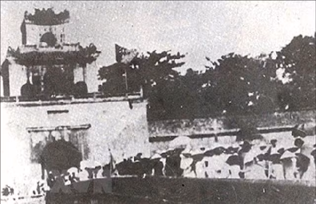 Thua Thien - Hue people joined to take power on August 23, 1945 (Source: VNA) 