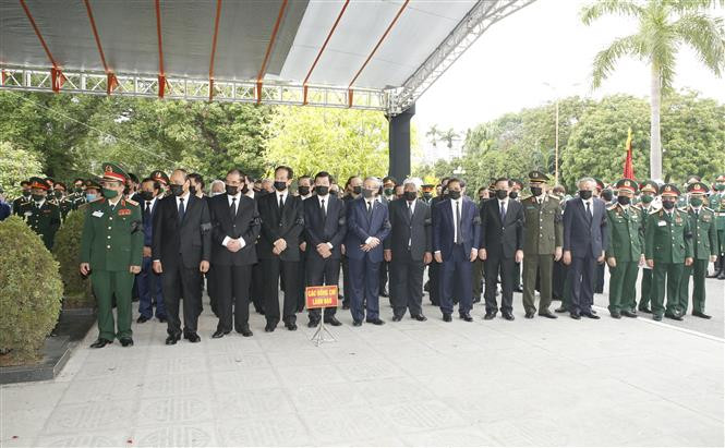 Incumbent and former Party and State leaders at the burial service (Photo: VNA)