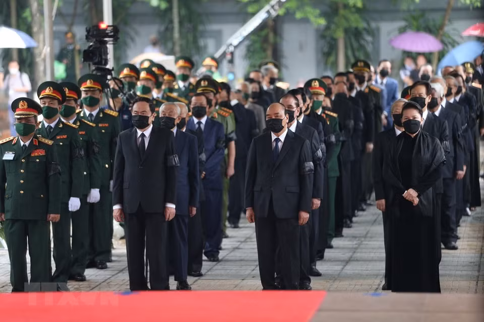 A delegation of the Party Central Committee pays last respect to former Party General Secretary Le Kha Phieu (Photo: VNA)