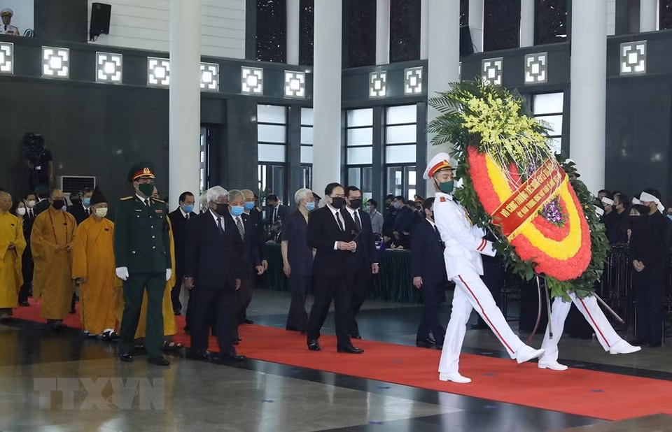  The Vietnam Fatherland Front Central Committee’s delegation led by President Tran Thanh Man pays tribute to former Party General Secretary Le Kha Phieu (Photo:VNA)