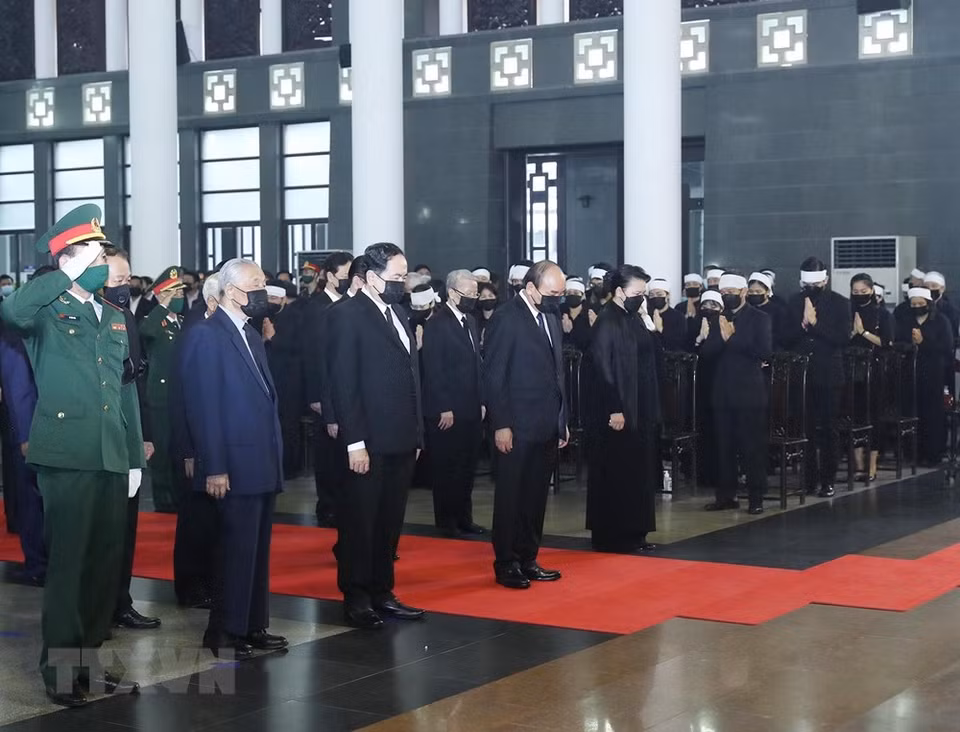 A delegation of the Party Central Committee, leaders and former leaders of the Party and State led by Prime Minister Nguyen Xuan Phuc pay tribute to former Party General Secretary Le Kha Phieu (Photo: VNA)