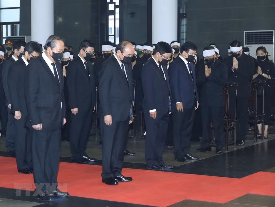 A delegation of the Government led by Prime Minister Nguyen Xuan Phuc pay tribute to former Party General Secretary Le Kha Phieu (Photo: VNA)
