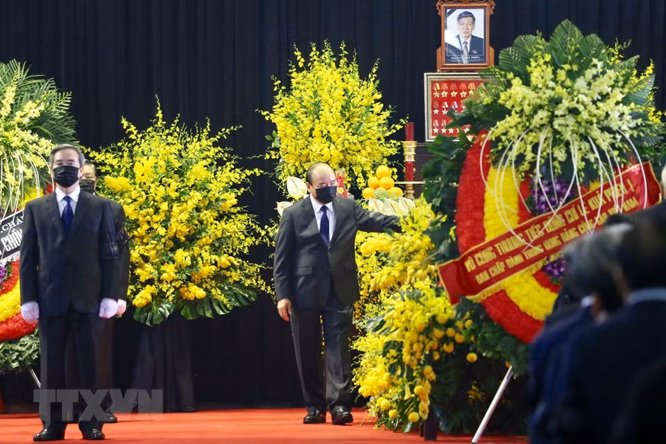 Prime Minister Nguyen Xuan Phuc pays last respect to former Party General Secretary Le Kha Phieu (Photo:VNA)