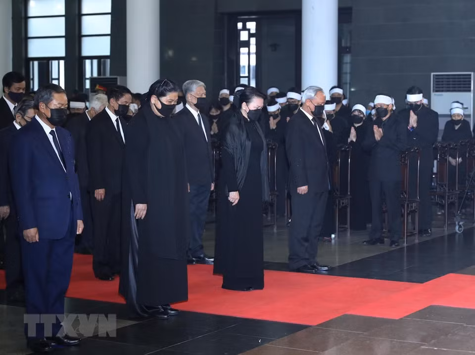 The National Assembly's delegation led by Chairwoman Nguyen Thi Kim Ngan pays tribute to former Party General Secretary Le Kha Phieu (Photo:VNA)