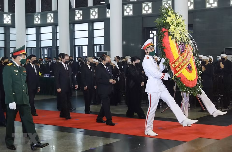 A delegation of the Party Central Committee, leaders and former leaders of the Party and State led by Prime Minister Nguyen Xuan Phuc pay tribute to former Party General Secretary Le Kha Phieu (Photo: VNA)