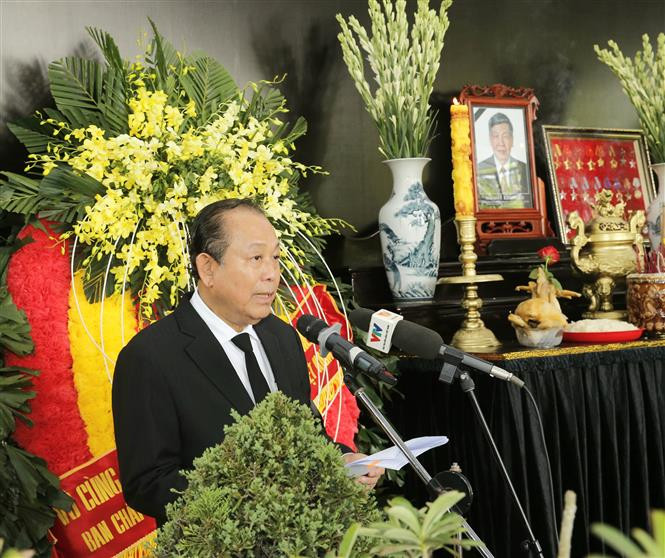 Deputy Prime Minister Truong Hoa Binh speaks at the burial service (Photo: VNA)