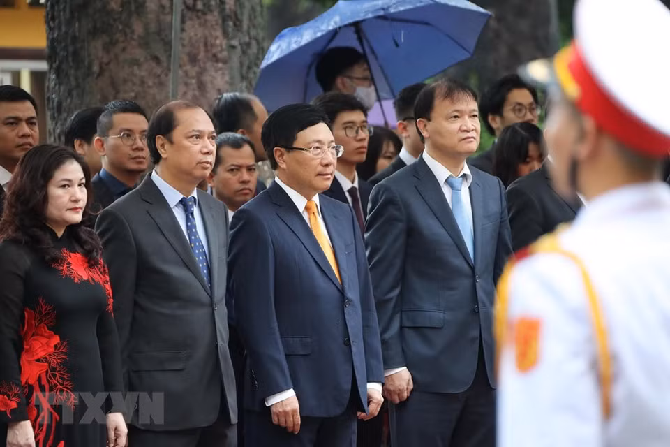 Deputy Prime Minister and Foreign Minister Pham Binh Minh chaired the event, which also drew ambassadors of ASEAN member countries to Vietnam and leaders of a number of ministries and Hanoi (Photo: VNA)