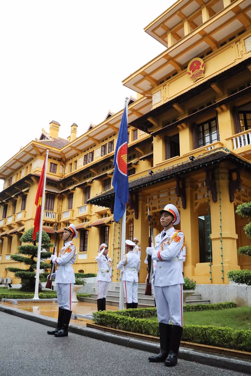 The ASEAN flag and the national flag of Vietnam (Photo: VNA)