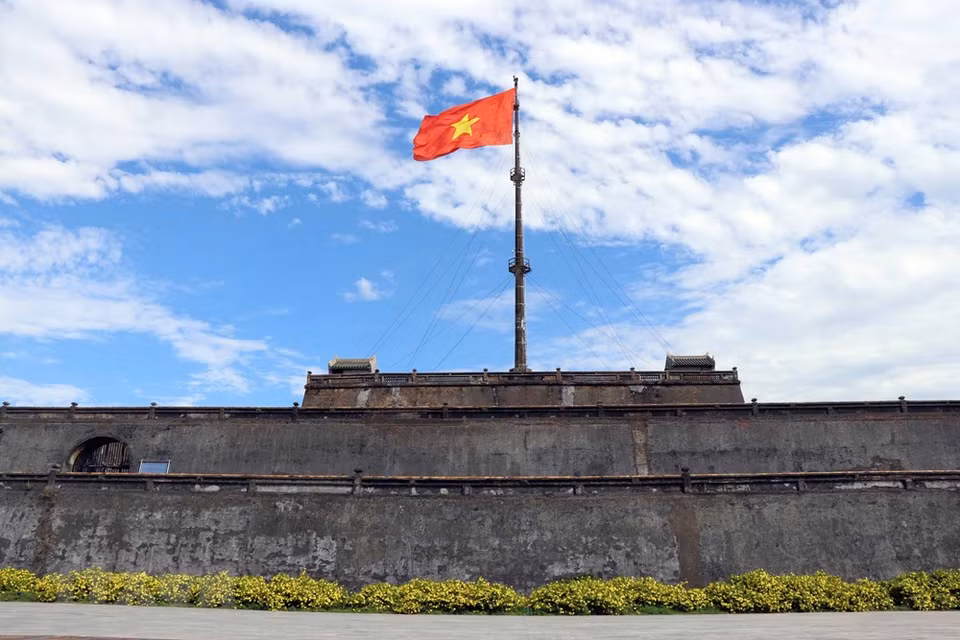 The national flag rises in Ngo Mon's flag pole (Photo: VNA)
