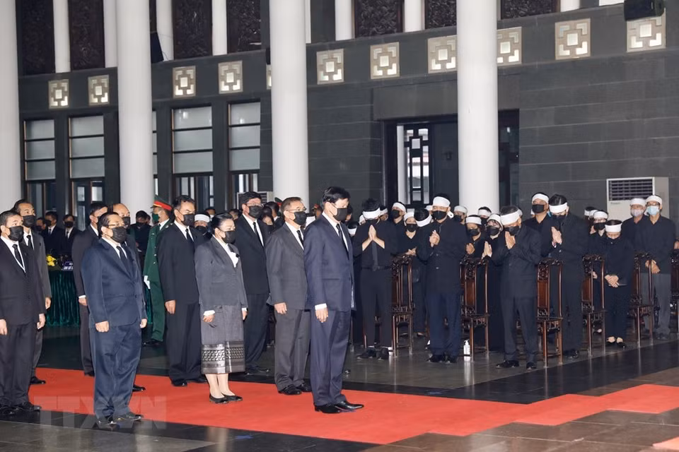 The delegation of the Lao People's Democratic Republic led by Prime Minister Thongloun Síoulith pays respect to former Party General Secretary Le Kha Phieu