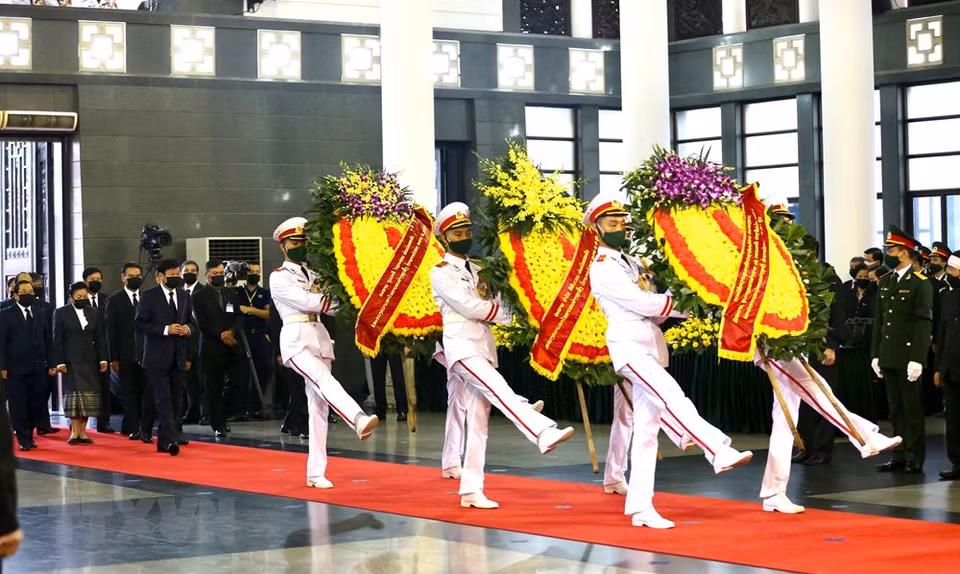 Lao Prime Minister Thongloun Sisoulith leads a delegation of the Lao People's Democratic Republic to pay respect to former Party General Secretary Le Kha Phieu (Photo: VNA)