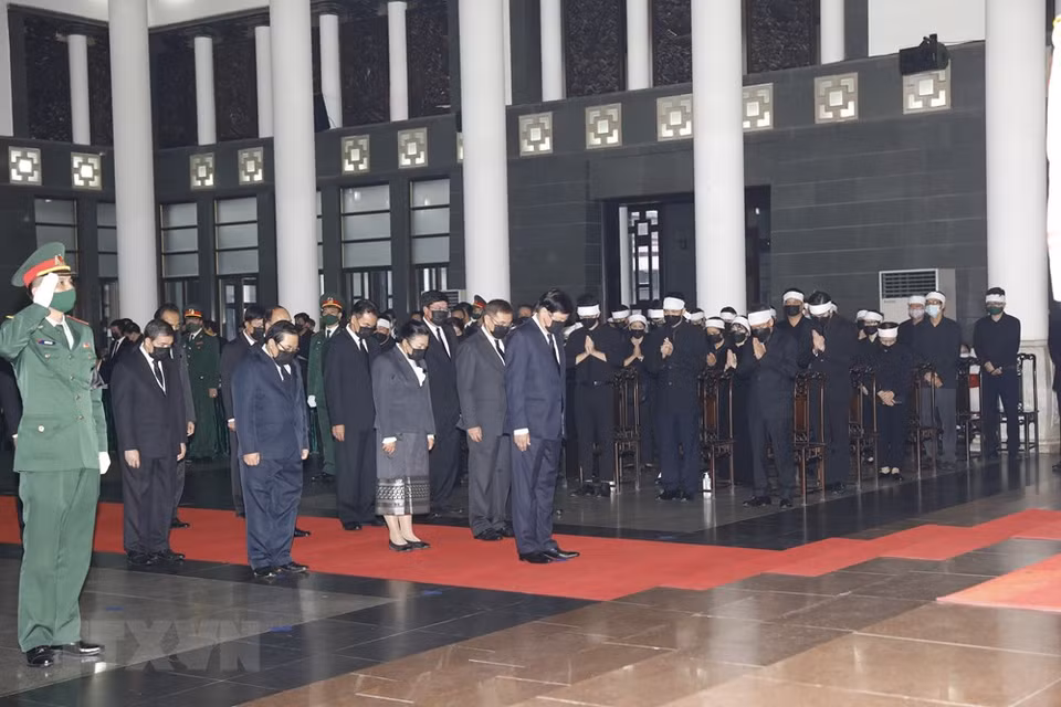  The delegation of the Lao People's Democratic Republic led by Prime Minister Thongloun Síoulith pays respect to former Party General Secretary Le Kha Phieu (Photo: VNA)