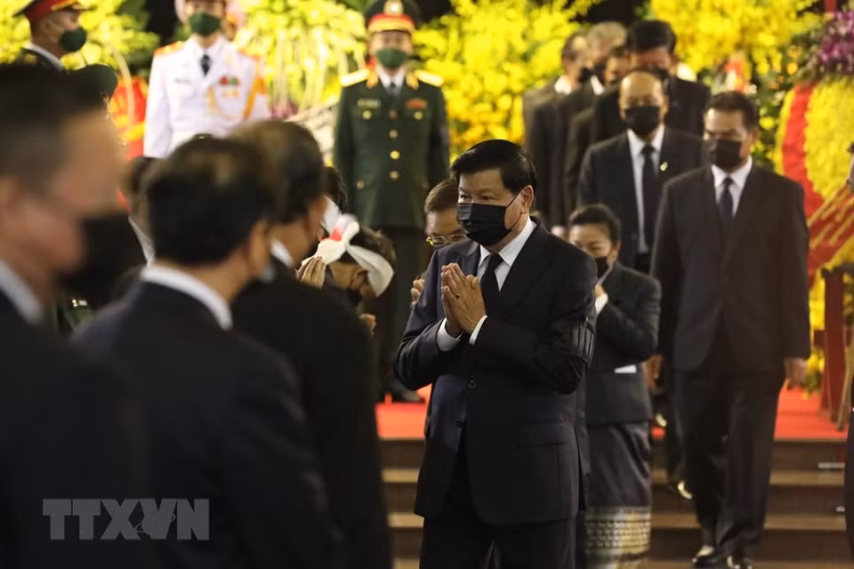 Lao Prime Minister Thongloun Sisoulith extends condolences to the family of former Party General Secretary Le Kha Phieu (Photo: VNA) 